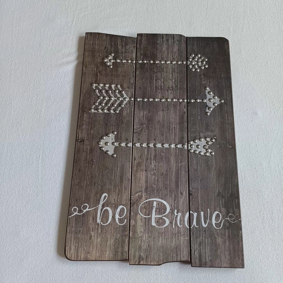 Rustic Brown 'Be Brave' Wall Decor With Silver Studs On Arrows - Picture 1 of 9
